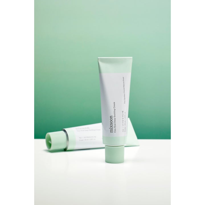 Mixsoon Cica Hyal Soothing Cream 50 ml beroligende ansiktskrem i lysegrønn tube mot grønn bakgrunn