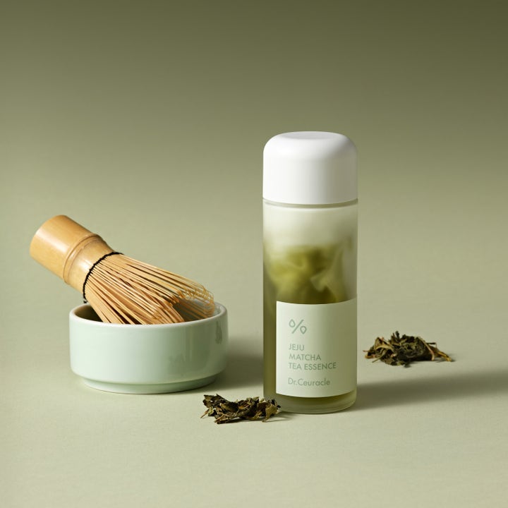 Dr. Ceuracle Jeju Matcha Tea Essence 150 ml fuktighetsgivende toner i frostet flaske med bambusvisp og teblader.