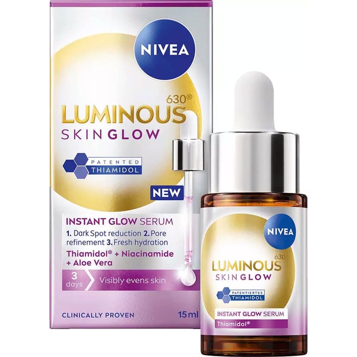 Nivea Luminous 630 Skin Glow 15 ml glødgivende serum i brun glassflaske med pipette foran hvit og gullfarget eske