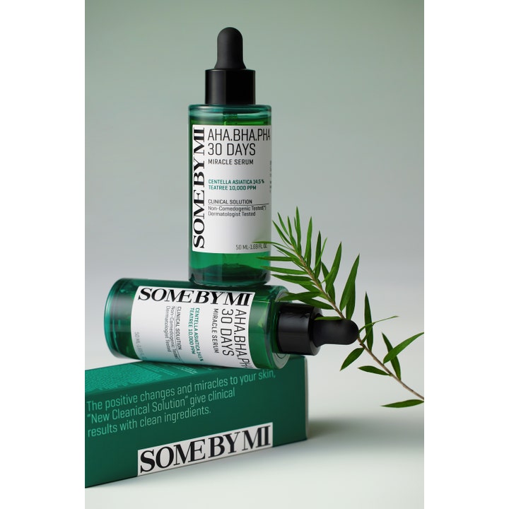 Some By Mi Aha-Bha-Pha 30 Days Miracle Serum 50 ml eksfolierende ansiktsserum i grønn glassflaske med pipette og tetre