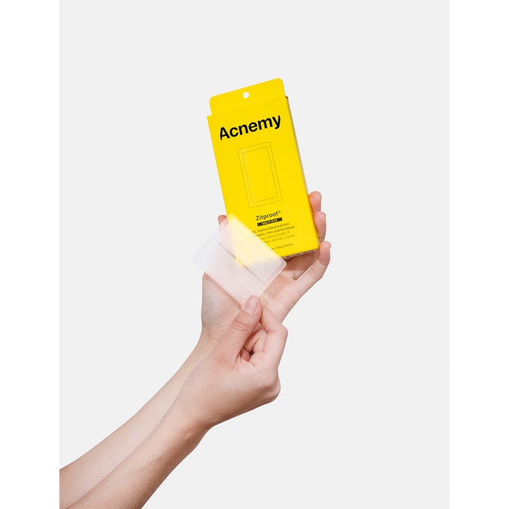 Niche Beauty Lab Acnemy Zitproof Multizits 10 stk kviseplaster i gul eske holdt av hender