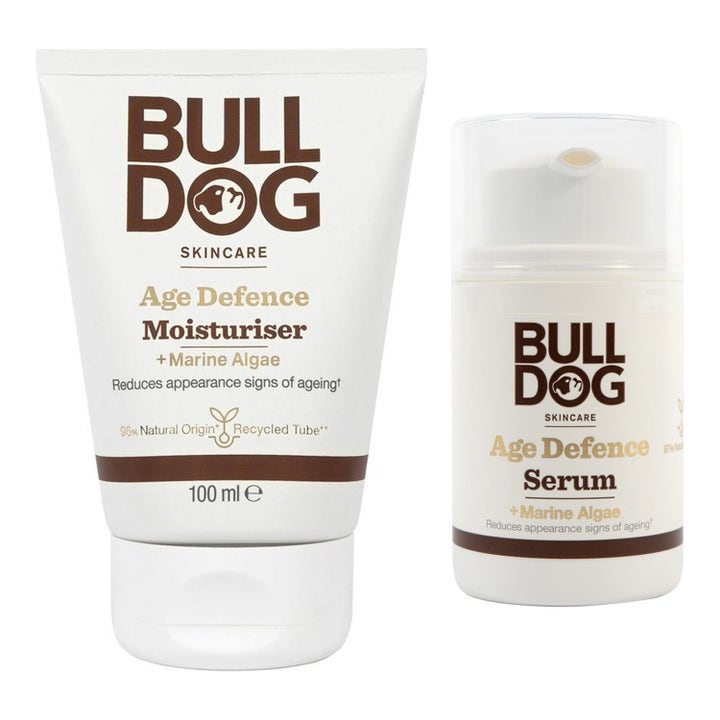Bulldog Age Defence Moisturiser 100 ml og Serum mot aldringstegn i hvit tube og hvit pumpeflaske med marine alger