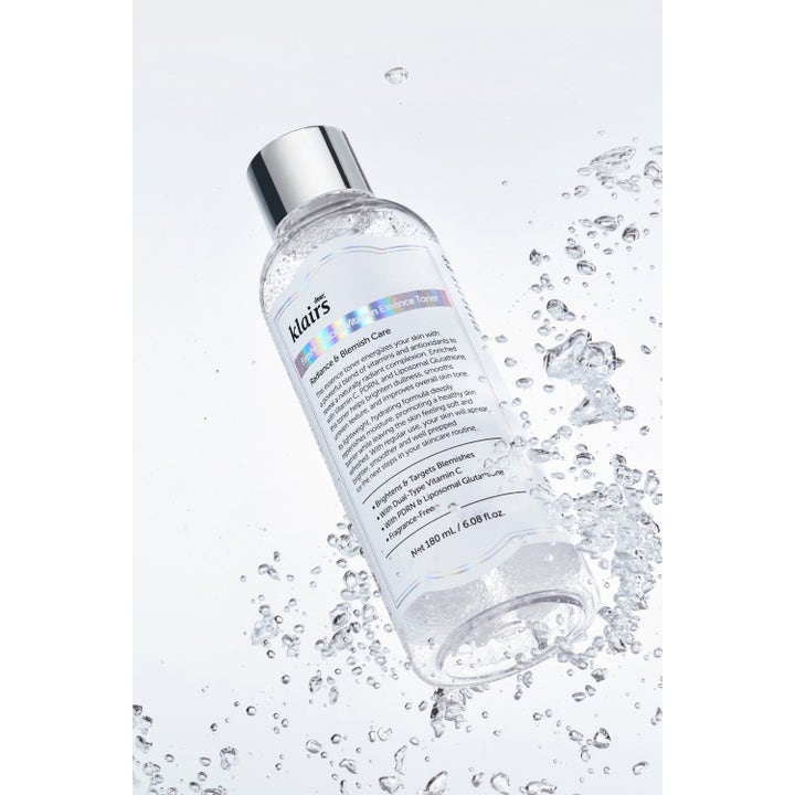 Klairs Freshly Juiced Vitamin Essence Toner 180 ml ansiktsvann med vitamin C i klar flaske omgitt av friske vannbobler