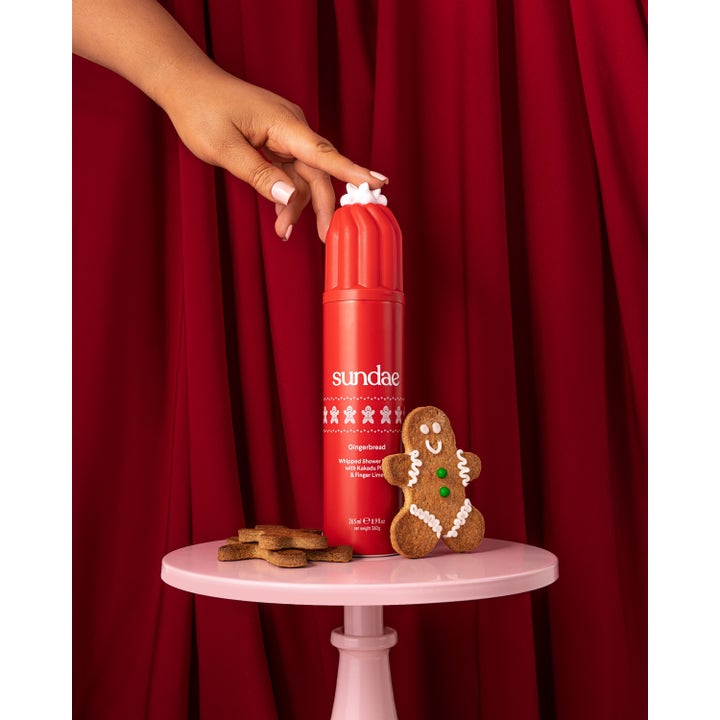 Sundae Whipped Shower Foam Gingerbread 265 ml fuktighetsgivende dusjsåpe i rød sprayflaske ved en pepperkakemann.