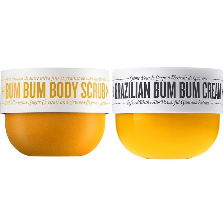 Sol de Janeiro Bum Bum Body Scrub og Cream gir fuktighet og glød i to gule krukker med hvite lokk og sort tekst.
