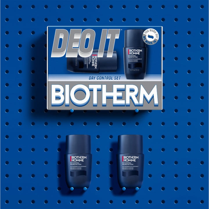 Biotherm Duo Deo Day Control 48H Set 150 ml herredeodorant i blå emballasje på en blå hullvegg