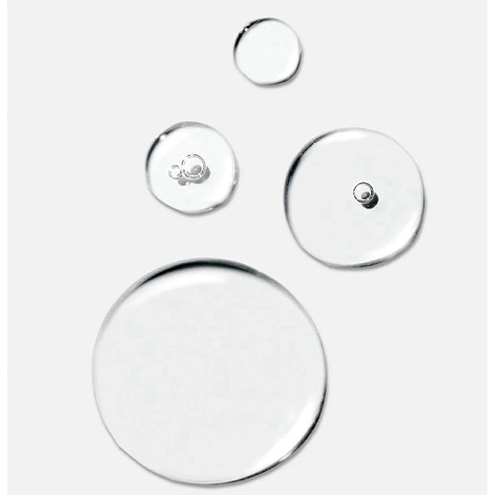 Dermalogica Circular Hydration Serum 30 ml fuktighetsgivende serum vist som fire klare dråper med små luftbobler.