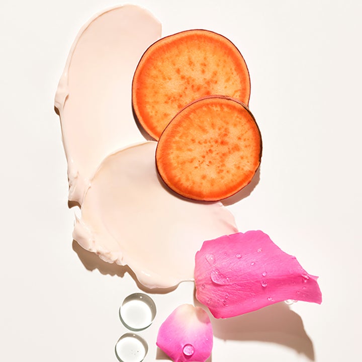 Sol de Janeiro Rosa Charmosa Dewy Cream 240 ml fuktighetsgivende krem med søtpotetskiver og rosa roseblader