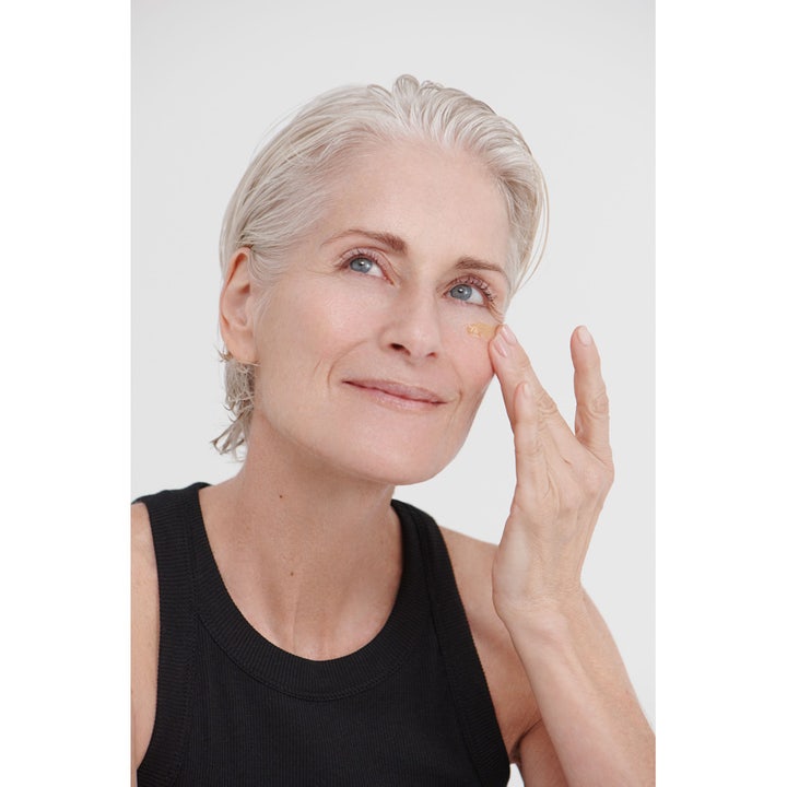 Dr. Hauschka Regenerating Intensive Eye Serum 15 ml intensiv øyeserum påføres som en gyllen gel på moden hud