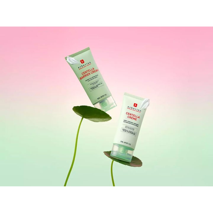 Erborian Centella Creme 50 ml beroligende dagkrem i lysegrønne tuber balansert på grønne blader og rosa bakgrunn