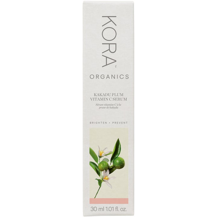 KORA Organics Kakadu Plum Vitamin C Serum 30 ml glødgivende ansiktsserum i hvit eske med bilde av grønne frukter.