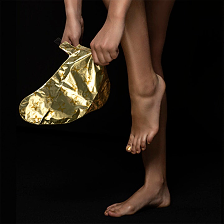 Starskin The Gold Mask Foot 16 g fotmaske i gullfolie som tas på føttene for en mykgjørende behandling.
