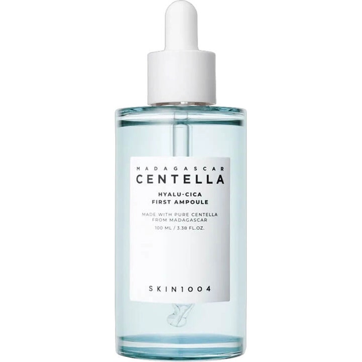 Skin1004 Madagascar Centella Hyalu-Cica First Ampoule 100 ml beroligende serum i klar glassflaske med hvit pipette