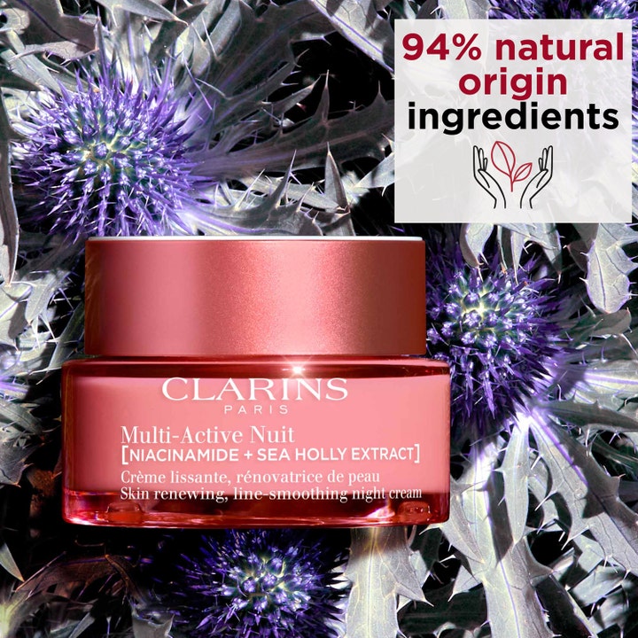Clarins Multi-Active Nuit 50 ml nattkrem i rosa krukke blant lilla tistler med 94 prosent naturlige ingredienser.