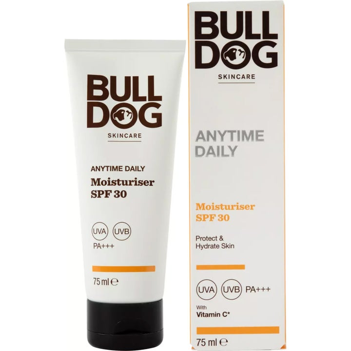 Bulldog Anytime Daily Moisturiser SPF 30 75 ml fuktighetskrem i hvit tube og eske som beskytter med vitamin C