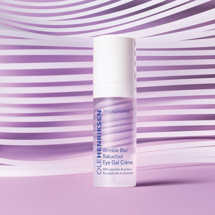 Ole Henriksen Wrinkle Blur Bakuchiol Eye Gel Creme 18 ml øyekrem med peptides i hvit pumpeflaske med lilla tekstur.