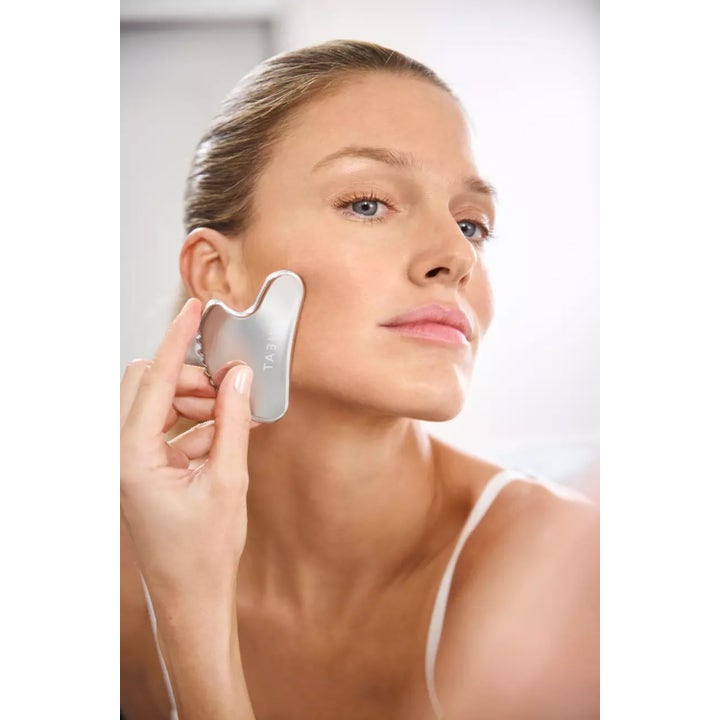 HEAT by Sophia Lie HEAT Facial Gua Sha 1 stk hudpleieverktøy i sølvfarget metall som brukes på kinnet for glød