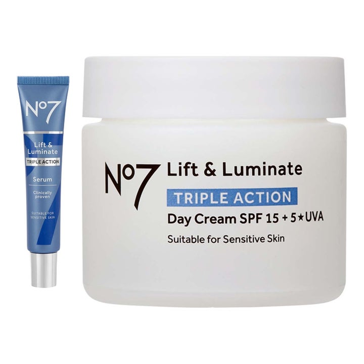 No7 Lift & Luminate Triple Action oppstrammende serum og dagkrem SPF 15 i blå tube og hvit krukke for jevnere hudtone