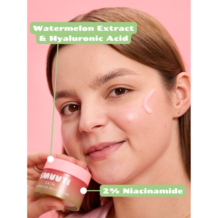 Smuuti Skin Watermelon Jelly Cream 50 ml fuktighetsgivende ansiktskrem med niacinamid vist på en kvinnes kinn