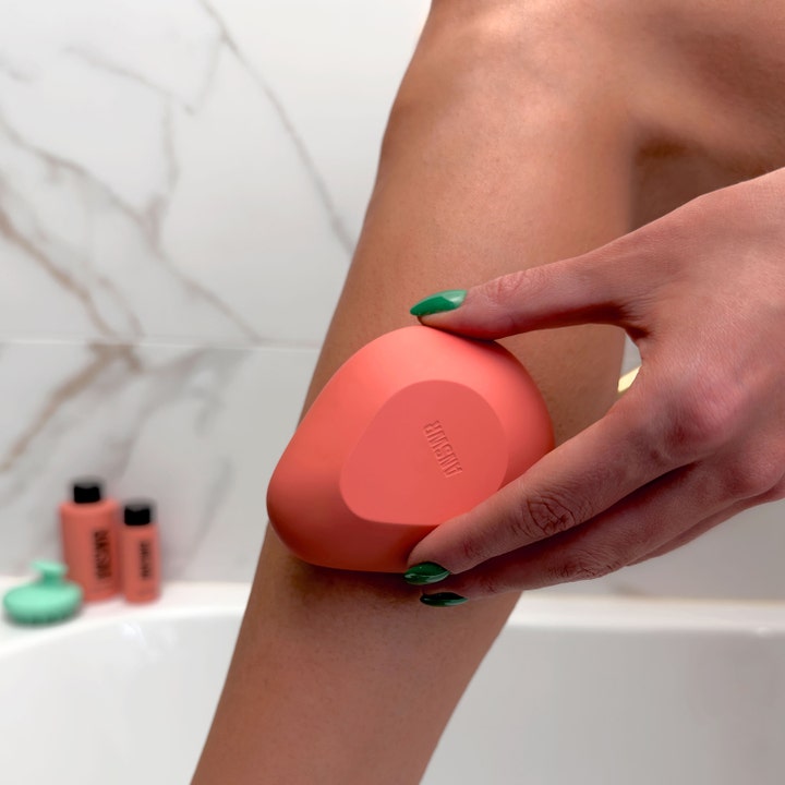 ANSWR Exfoliating Hair Removal Drop 1 stk hårborttaging som eksfolierer huden på benet i et baderomsmiljø