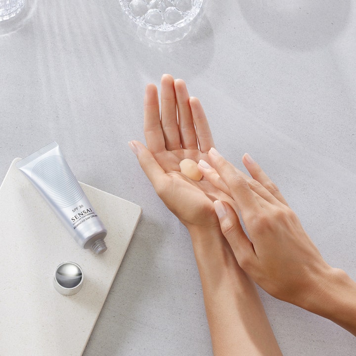Sensai Cellular Performance Advanced Day Cream 50 ml solkrem med SPF 30 i sølvfarget tube som påføres huden.