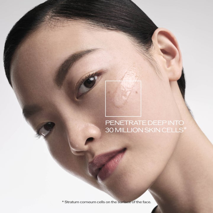 Shiseido Ultimune Power Infusing Concentrate 30 ml styrkende serum i rød ombré glassflaske med tilhørende eske.