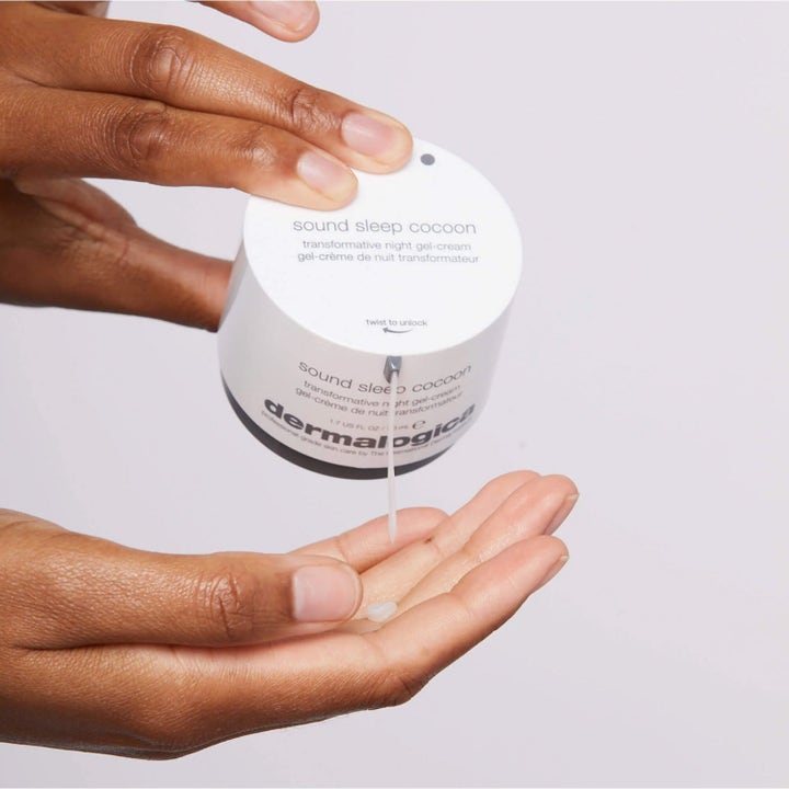Dermalogica Sound Sleep Cocoon 50 ml nattkrem i hvit krukke som dispenserer gel-krem i en hånd