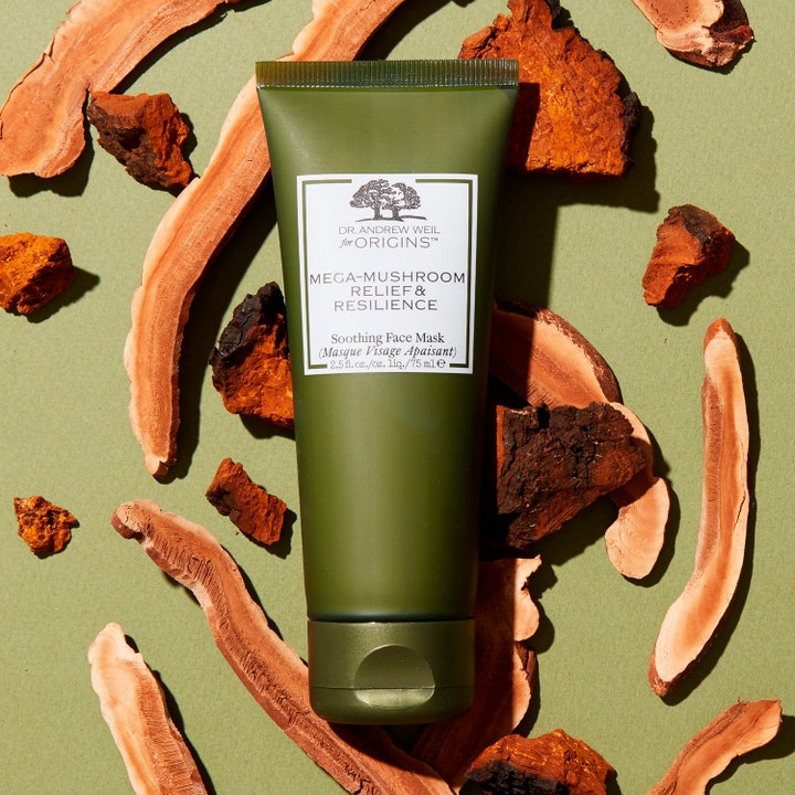 Origins Dr. Weil Mega-Mushroom Soothing Face Mask 75 ml beroligende ansiktsmaske i grønn tube omgitt av reishi-sopp