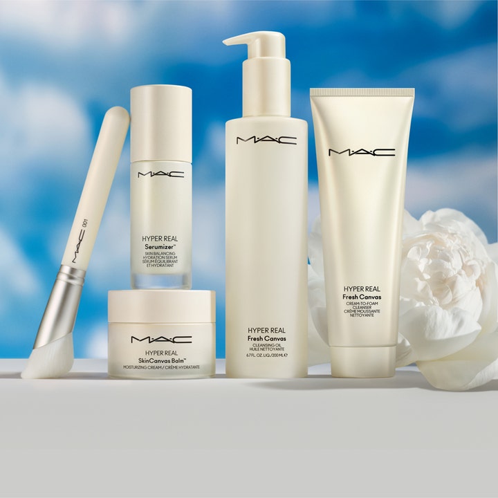 MAC Cosmetics Hyper Real Fresh Canvas Cream-To-Foam Cleanser 30 ml gir ren hud i hvit tube mot blå himmel og hvit blomst.