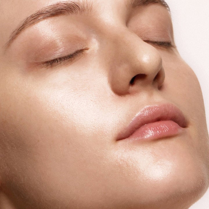 MÁDARA Glycolic Toner 150 ml eksfolierende ansiktsvann som gir glød vist på en person med sunn og dewy hud