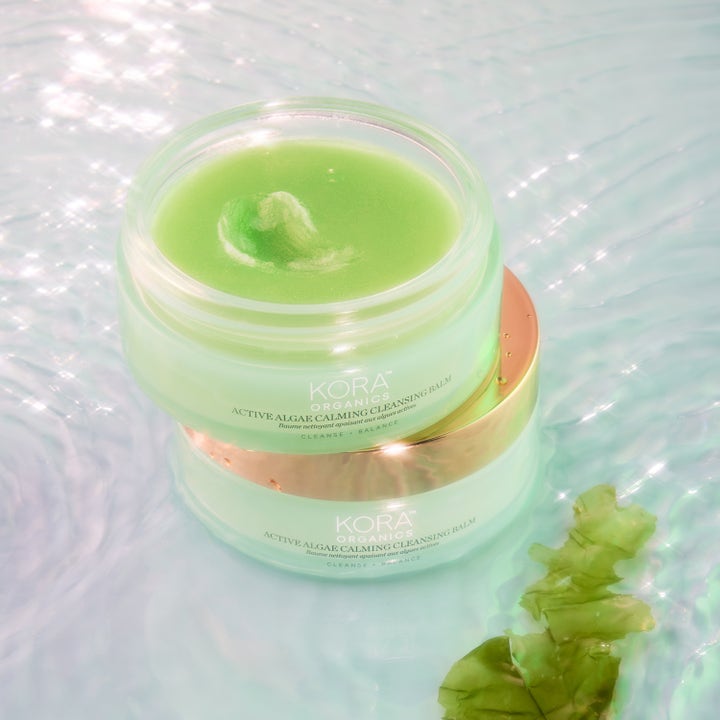 KORA Organics Active Algae Melting Cleansing Balm 100 g beroligende ansiktsrens med grønn balm over glitrende vann