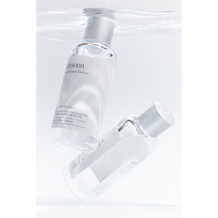 Mixsoon Bifida Ferment Essence 100 ml styrkende serum i klare glassflasker som flyter i rent vann