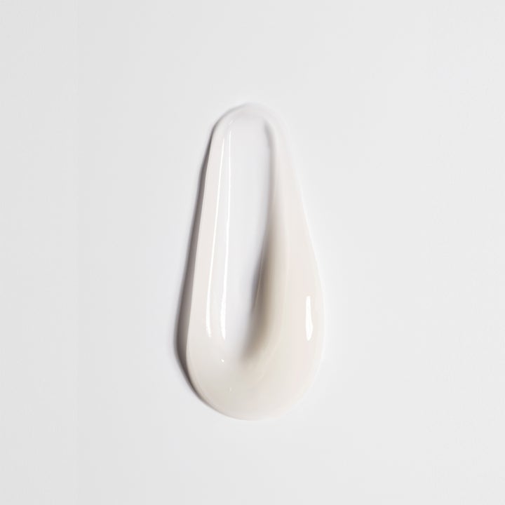 Jorgobé Centella Serum 50 ml beroligende ansiktsserum med en glatt hvit og lett kremaktig tekstur