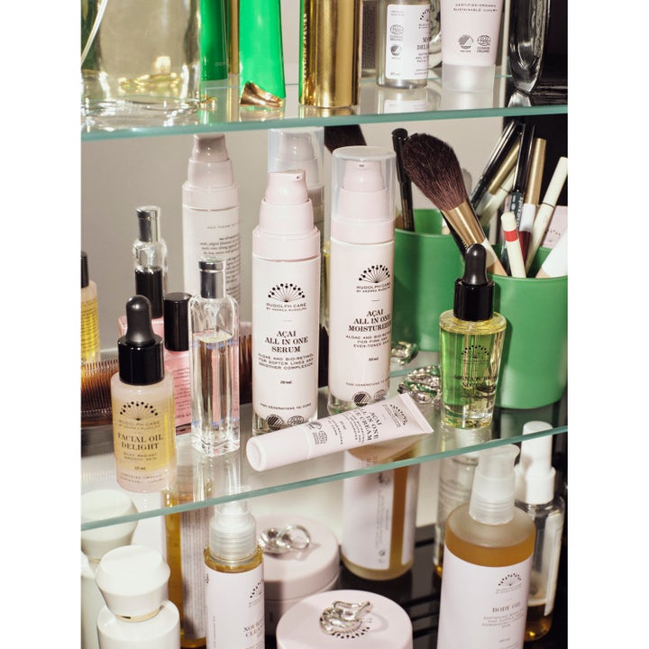 Rudolph Care Açai All in One Serum 30 ml fuktighetsgivende ansiktsserum i hvit pumpeflaske på en baderomshylle