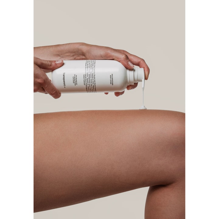 Niche Beauty Lab Transparent Lab Aha Smoothing Body Lotion 400 ml eksfolierende krem som påføres et ben