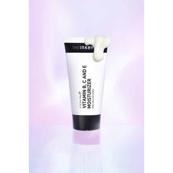 The INKEY List Vitamin B, C and E Moisturizer 50 ml fuktighetskrem med hvit kremkonsistens på tube