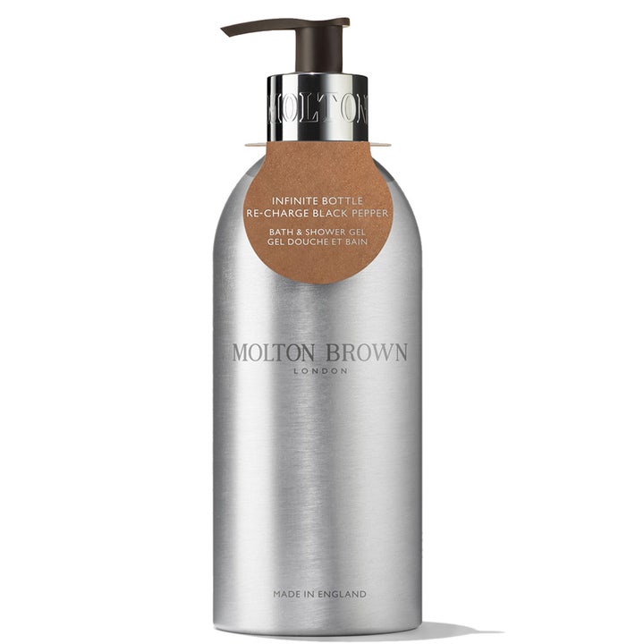 Molton Brown Re-charge Black Pepper Infinite Bottle dusjsåpe i sølvfarget aluminiumsflaske med svart pumpe
