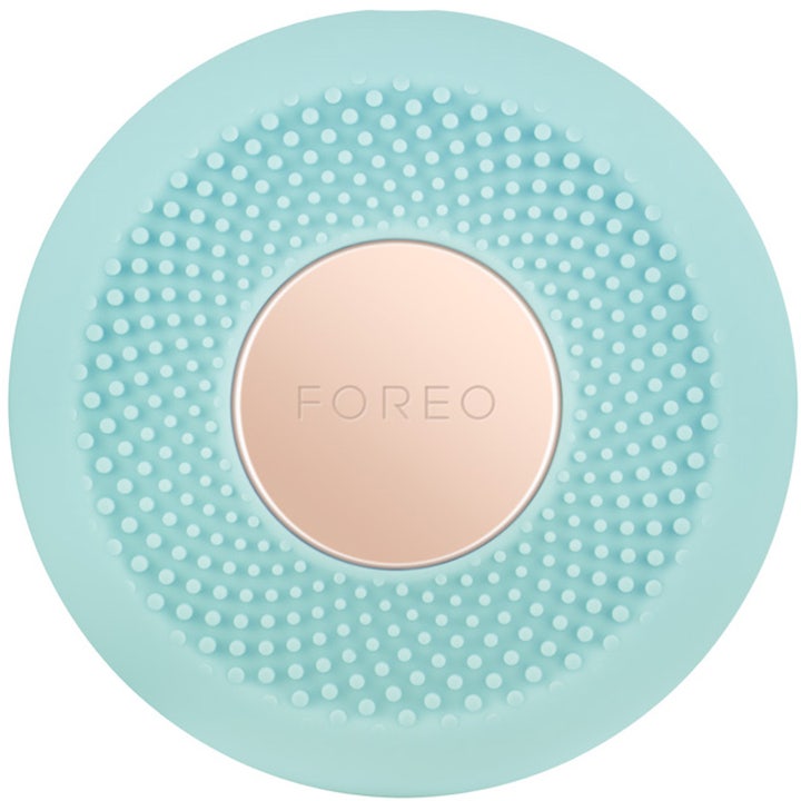 Foreo UFO Mint smart ansiktsmaskebehandling som gir glød med lyseblå silikon og detaljer i rosegull.