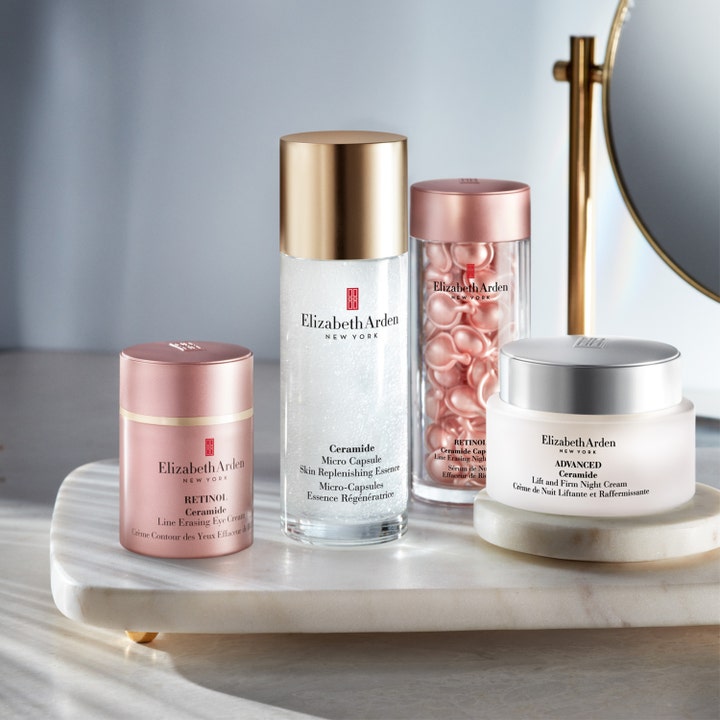 Elizabeth Arden Ceramide Retinol Eye Treatment 15 ml øyekrem i rosa krukke på et marmorfat med andre produkter