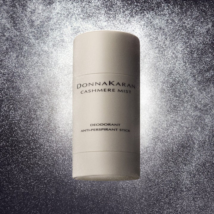 Donna Karan Cashmere Mist Deodorant Anti-Perspirant Stick i beige hylse som beskytter mot svette.
