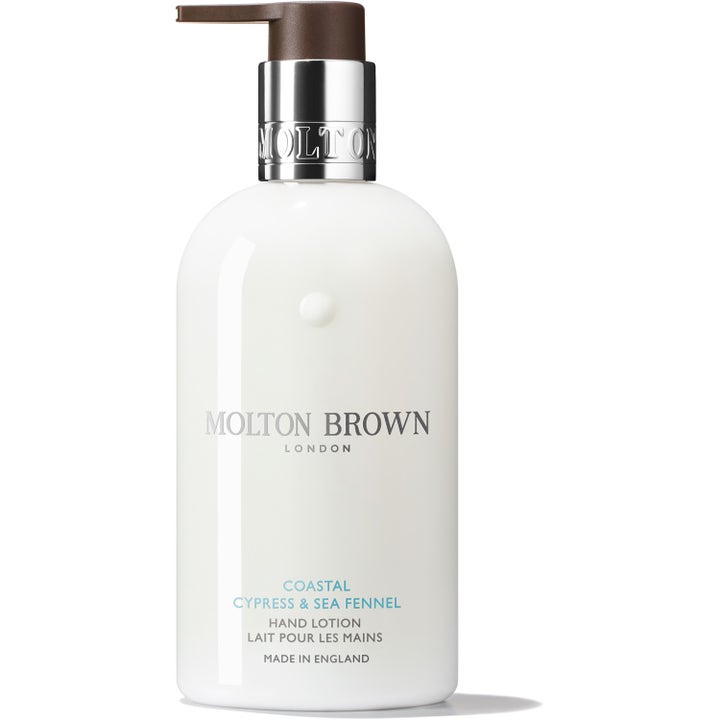 Molton Brown Coastal Cypress & Sea Fennel Hand Lotion 300 ml mykgjørende håndkrem i hvit flaske med sølvfarget pumpe