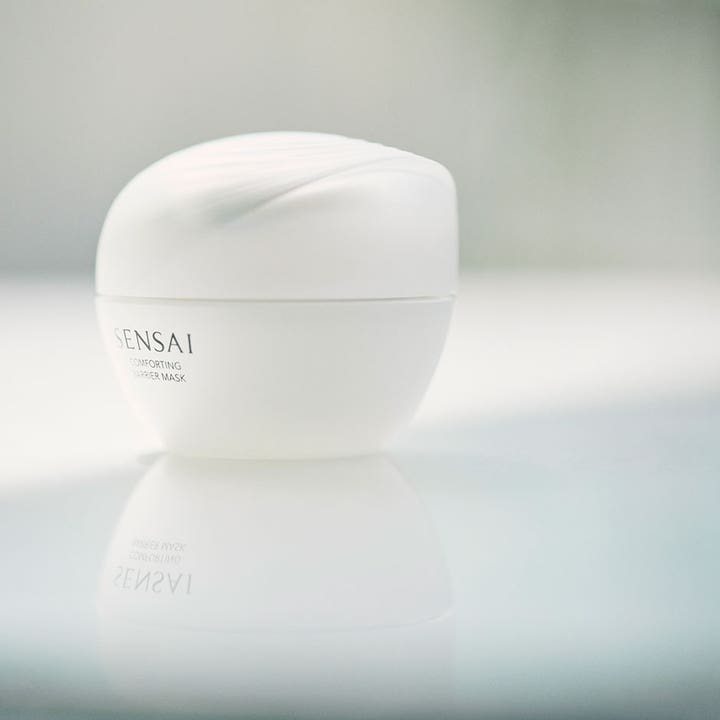 Sensai Comforting Barrier Mask 60 ml beroligende ansiktsmaske i hvit krukke med et elegant bølgeformet lokk