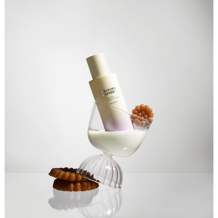 haruharu wonder Black Rice Probiotics Barrier Essence 120 ml styrkende essence i glass med melkeaktig væske