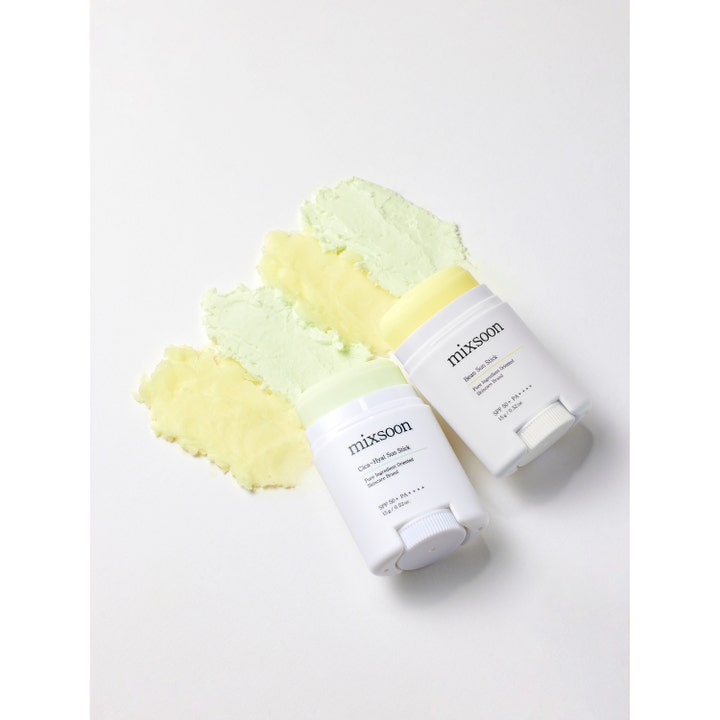 Mixsoon Cica-Hyal Sun Stick 15 g beroligende solstift SPF 50 med lysegrønn balm og myke teksturstrøk