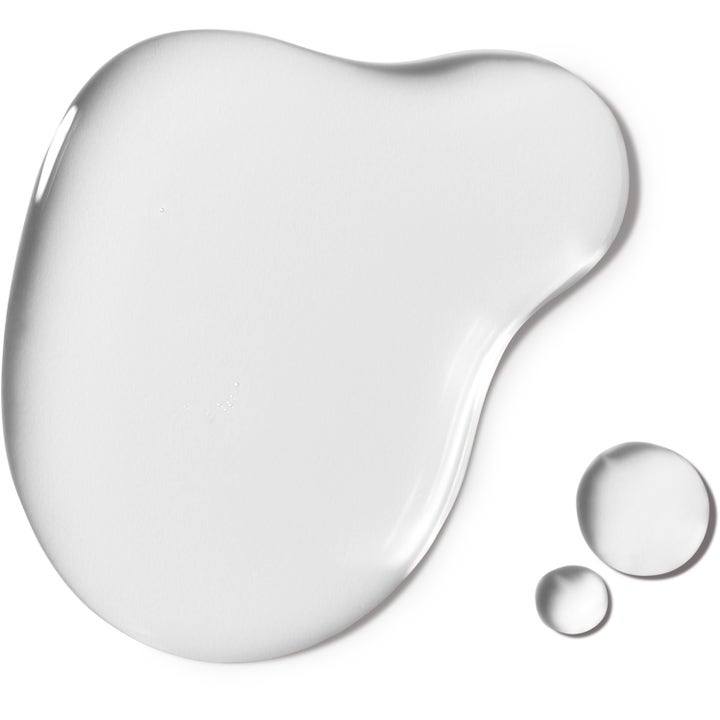 MAC Cosmetics Dew Over Micellar Water 100 ml fuktighetsgivende toner med klar og vannaktig tekstur vist som dråper
