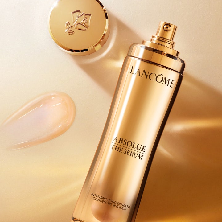 Lancôme Absolue Serum Star Refill 30 ml ansiktsserum i gullbeholder med en dråpe perlemorskimrende tekstur