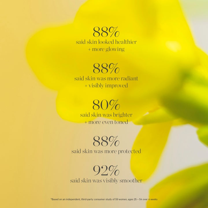 KORA Organics Kakadu Plum Vitamin C Serum 30 ml hudserum viser testresultater for glød og jevnere hud på gul bakgrunn.