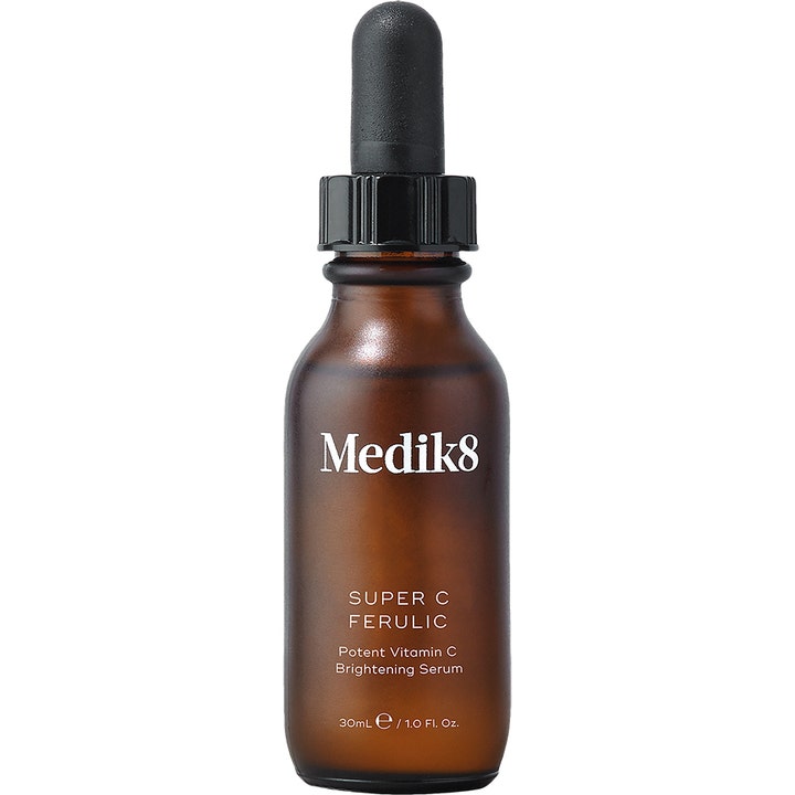 Medik8 Super C Ferulic 30 ml glødgivende vitamin C-serum i en mørk frostet glassflaske med svart pipette