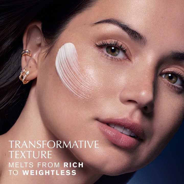 Estée Lauder Revitalizing Supreme + Night 50 ml nattkrem med rik hvit tekstur som smelter lett inn i huden.