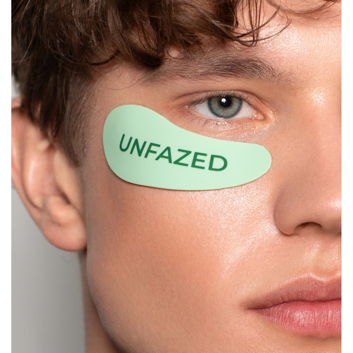Blik Reusable Eye Masks Green 1 stk øyemasker som beroliger huden vist som en lysegrønn patch med teksten UNFAZED.